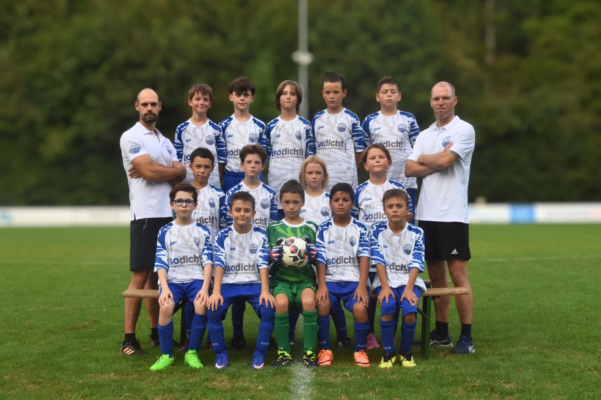 Kees Fluitman with the FC Töss juniors on the pitch